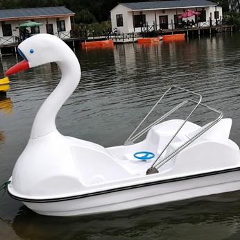 太湖花海主题公园天鹅脚踏船正式营业